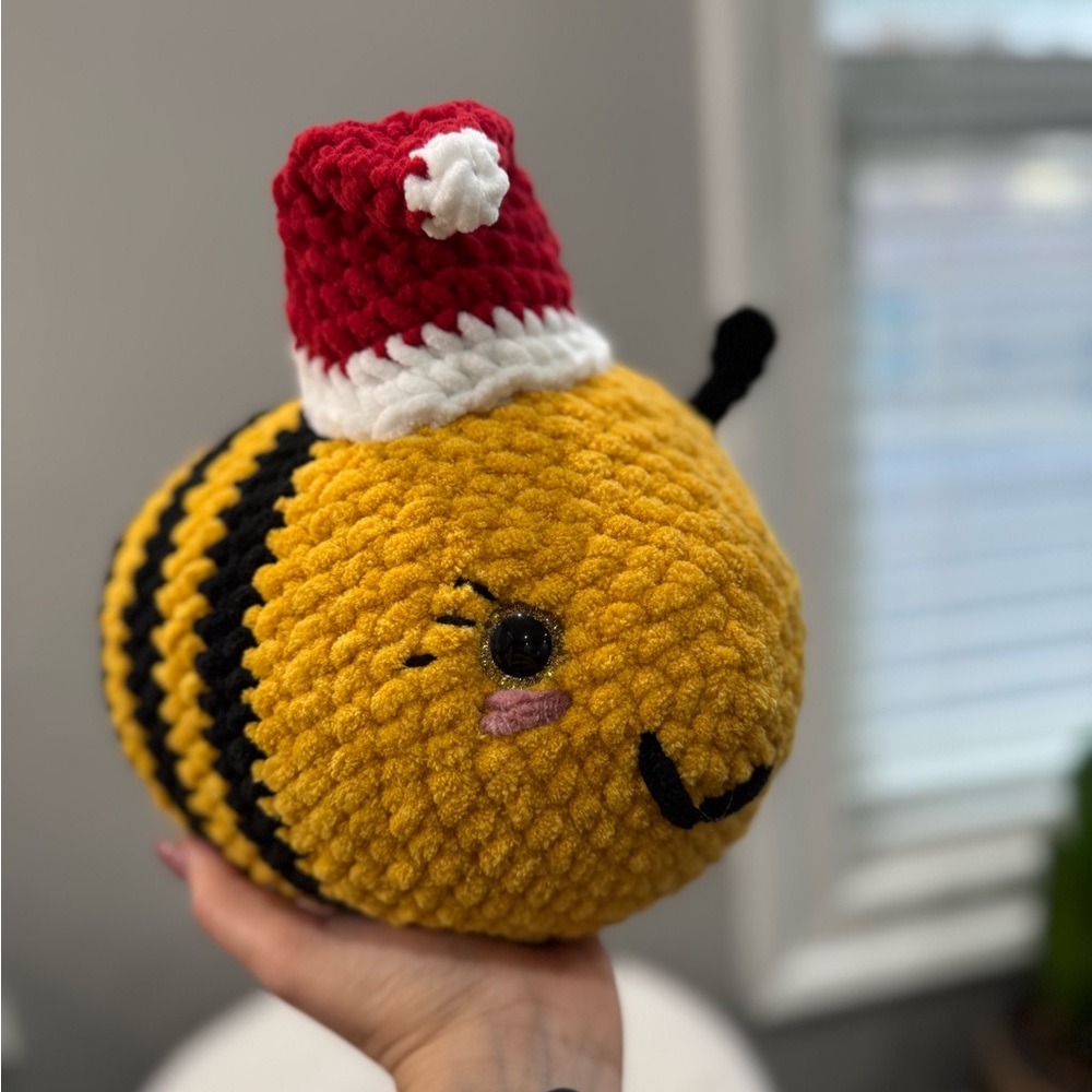 Christmas bee 🐝 
Hand crocheted